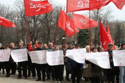 В Луганске под стенами ОГА собрались 50 человек, защищающие свои дома от копанки