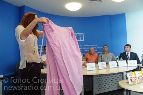 Вместо формы советского "вертухая" нардепу Колесниченко предложили более подходящую - смирительную рубашку