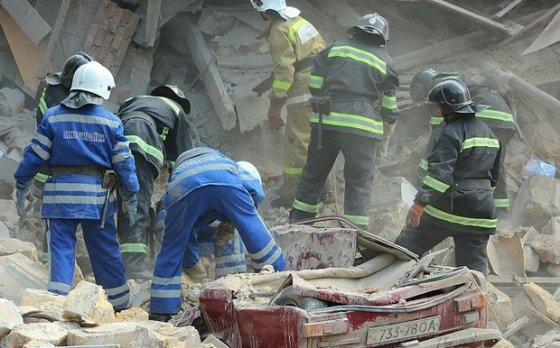 В Одессе рухнул трехэтажный жилой дом: спасатели пытаются спасти мужчину и женщину из-под обломков