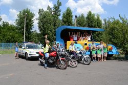 Гаишники и байкеры покатали детей, отдыхающих в лагере «Дзержинец» на байках, служебном мотоцикле и на машине