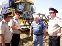 В Славяносербском районе аграрии собирают урожай под надзором спасателей
