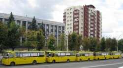 Сегодня 12 новых автобусов ЧП «Потенциал-Луганск» выстроились перед Луганским горсоветом, требуя дать им работу
