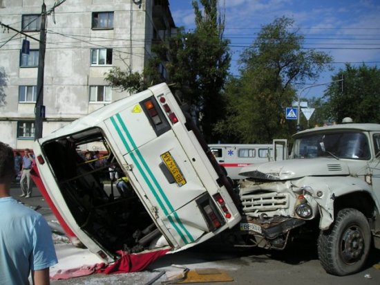 В Северодонецке муковоз протаранил пассажирский автобус