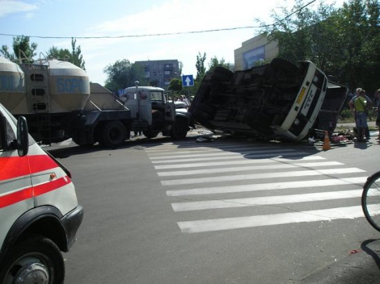 В Северодонецке муковоз протаранил пассажирский автобус