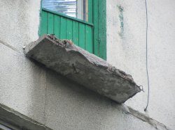 В Лисичанске развалился балкон. Погибла женщина