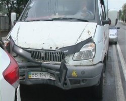 В Луганске пьяный водитель маршрутки врезался на светофоре в «Тойота Венза»