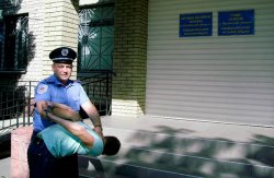 В Свердловске  с пистолетом напали на милиционера