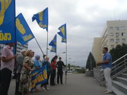 Луганская "Свобода" пикетировала Апелляционный суд области с требованием надлежащего наказания для убийцы Любви Гуленко