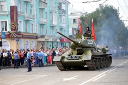 Танк Т-34 проехал по Советской и занял пост в Почетном карауле у Пилона Славы