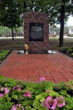 В Луганске открыт памятный знак на семейном захоронении первого городского головы Луганска Николая Холодилина