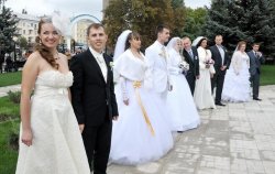 В Луганске на день города у Божьей матери танцевали молодожены