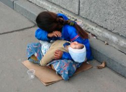 В Луганской области мамочка "зарабатывала" на своем годовалом малыше на бутылку, оставляя его голодным