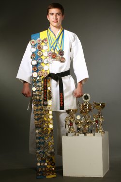 Младшему из луганских братьев-каратистов Скляров присвоено звание мастера спорта