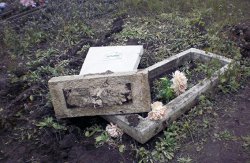 В Ровеньках вандалы разрушили 27 надгробных памятников