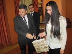 Студенты ЛНУ подарили азербайджанскому послу путеводитель по Луганску