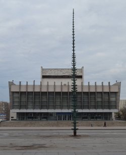 На Театральной площади Луганска начали устанавливать новогоднюю елку