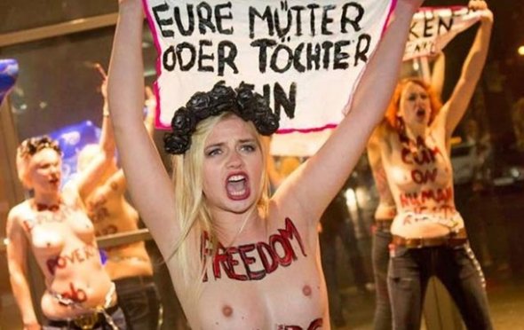 Активистки Femen атаковали крупнейший в Германии бордель и подрались с проститутками