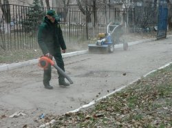 Луганских дворников снарядили современной техникой