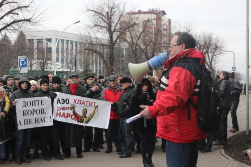 В Луганске, уставшие терпеть издевательства граждане, пикетировали Луганское энергетическое объединение