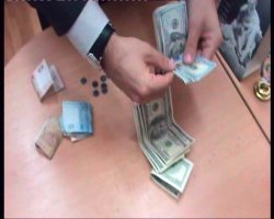 В Луганске проректор одного из вузов попался на взятке в 1300 долларов