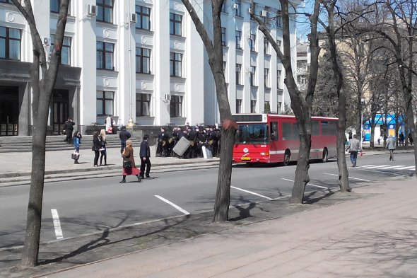 В Луганской облгосадминистрации усилили охрану (фото)