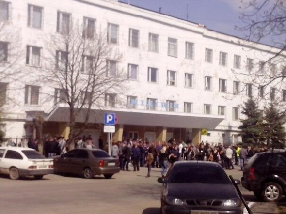 В Стаханове начался штурм городского отдела милиции