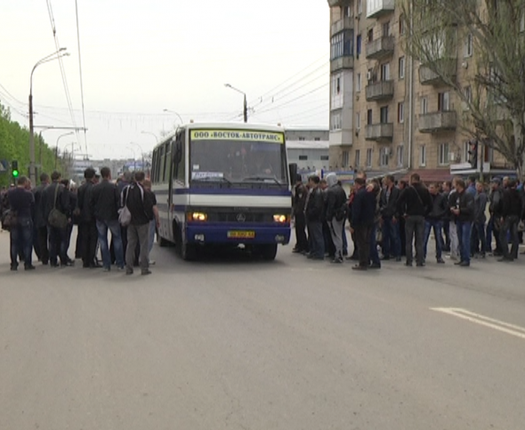 В Краснодоне снова появились блок-посты – на них дежурят журналисты российских каналов