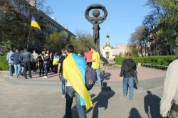 В Луганську дерева стали жовто-синіми, а Путіна посадили у банку (ФОТО)