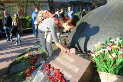 В Луганську дерева стали жовто-синіми, а Путіна посадили у банку (ФОТО)