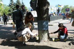 В Луганську дерева стали жовто-синіми, а Путіна посадили у банку (ФОТО)