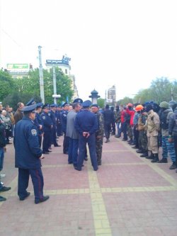 В Луганске проукраинский митинг чудом прошел без столкновений (ФОТО)