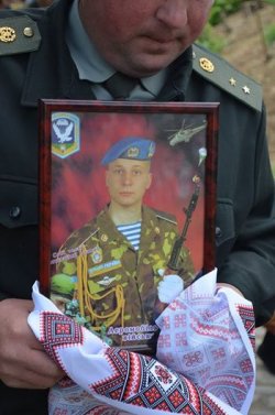 «Тебе забрала проклята куля у нікому не потрібній війні». На Вінниччині поховали 20-річного солдата Петра Коваленка (ФОТО)