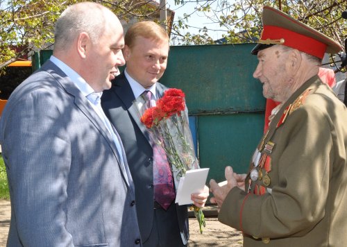 В Луганской области «Краснодонуголь» поздравил ветеранов ВОВ с 9 Мая