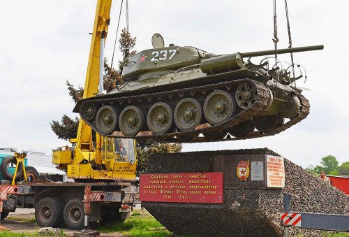 В Луганске танк Т-34 вернули на постамент