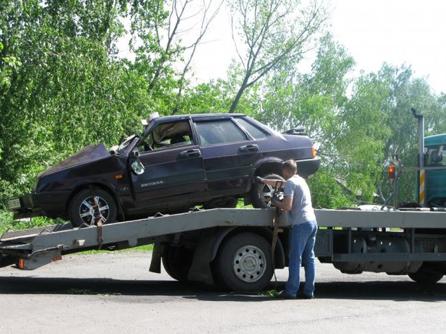 В Перевальске ВАЗ врезался в дерево. 14-летняя пассажирка погибла (ФОТО)