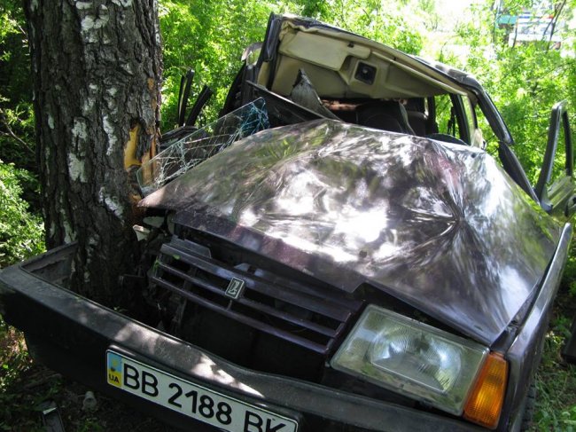В Перевальске ВАЗ врезался в дерево. 14-летняя пассажирка погибла (ФОТО)
