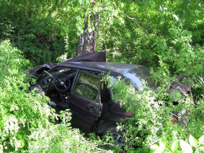 В Перевальске ВАЗ врезался в дерево. 14-летняя пассажирка погибла (ФОТО)