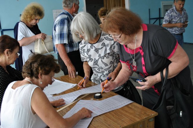 Война, мир и выборы. Как голосовала Луганщина в условиях противостояния (ФОТОРЕПОРТАЖ)
