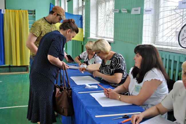 Война, мир и выборы. Как голосовала Луганщина в условиях противостояния (ФОТОРЕПОРТАЖ)