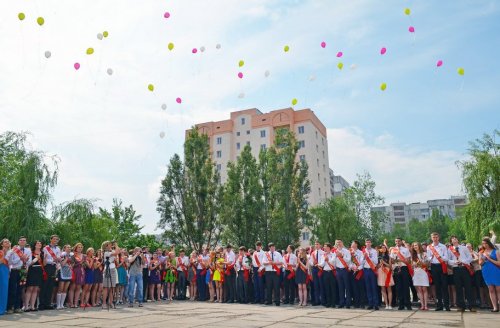 В школах Луганска прозвенел "Последний звонок" (ФОТО)