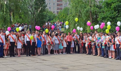 В школах Луганска прозвенел "Последний звонок" (ФОТО)