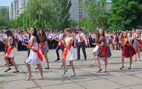 В школах Луганска прозвенел "Последний звонок" (ФОТО)