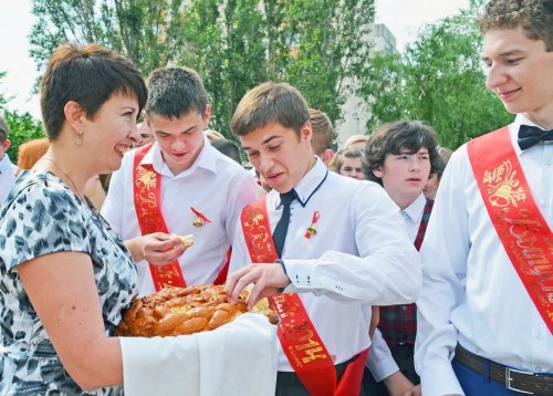 В школах Луганска прозвенел "Последний звонок" (ФОТО)