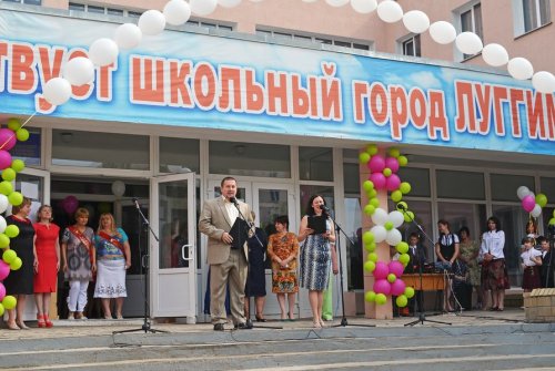 В школах Луганска прозвенел "Последний звонок" (ФОТО)