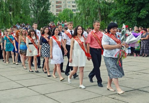 В школах Луганска прозвенел "Последний звонок" (ФОТО)