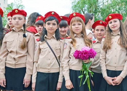 В школах Луганска прозвенел "Последний звонок" (ФОТО)