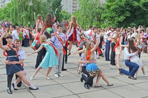 В школах Луганска прозвенел "Последний звонок" (ФОТО)