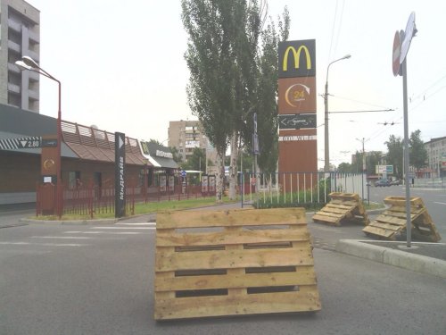 В Луганске закрыли кафе «Маккдональдс» (ФОТО)