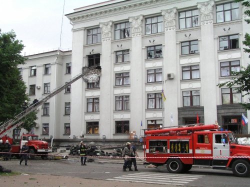 Версии взрыва в Луганской ОГА: от авиаудара до… кондиционера (ФОТО)