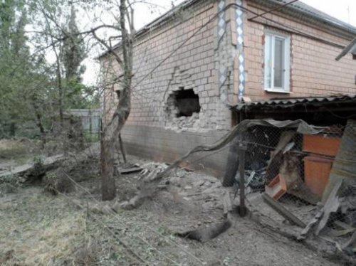 В результате артобстрела было разрушено два дома в городе Счастье (ФОТО)